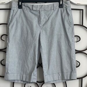 EUC BANANA REPUBLIC MARTIN FIT STRETCH STRIPE BERMUDA SHORTS BLUE/WHITE SIZE 6